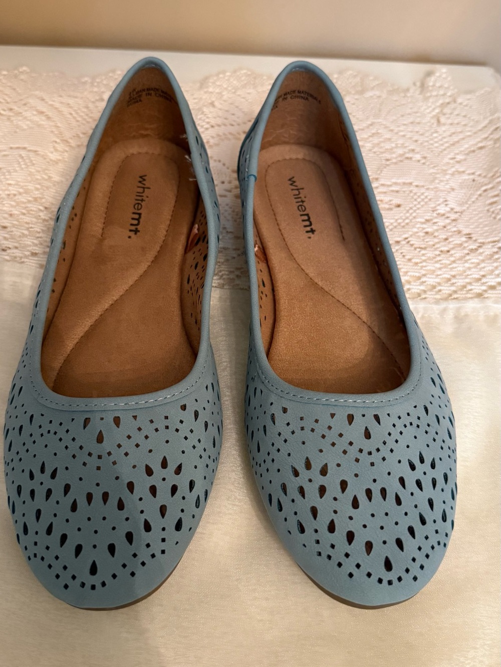 Whitemt. Size 9W Blue Laser-Cut Comfort Flats. New without tags.